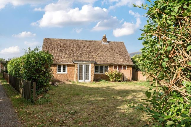Edge Hill,  Banbury,  Oxfordshire,  OX17 3 bed detached bungalow for sale