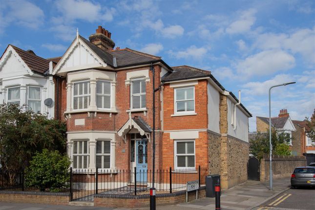 6 bedroom end of terrace house for sale