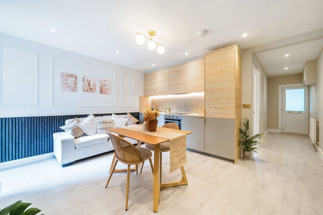 Ellingham Road, London, W12 2 bed flat for sale