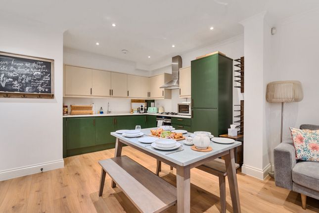 Courtview House, East Molesey, KT8 2 bed flat for sale