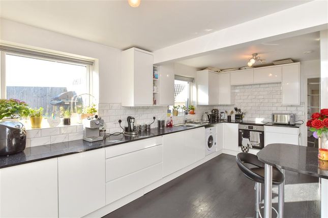 Farm Close, Portslade, East Sussex 2 bed semi