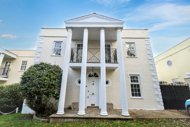 Sunset Avenue, Woodford Green, IG8 4 bed detached house for sale