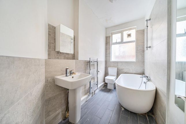 Brownhill Road, Catford, London, SE6 2 bed flat for sale
