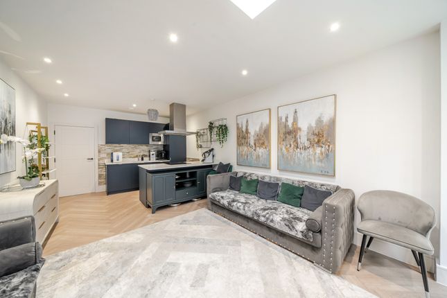 3 bedroom flat for sale