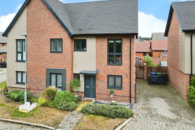 Hollywood Place, Berkshire RG45 2 bed semi