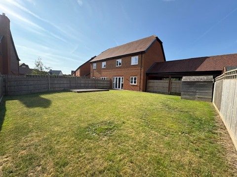HAZYLWOOD, WOKINGHAM, BERKSHIRE, RG40... 3 bed semi