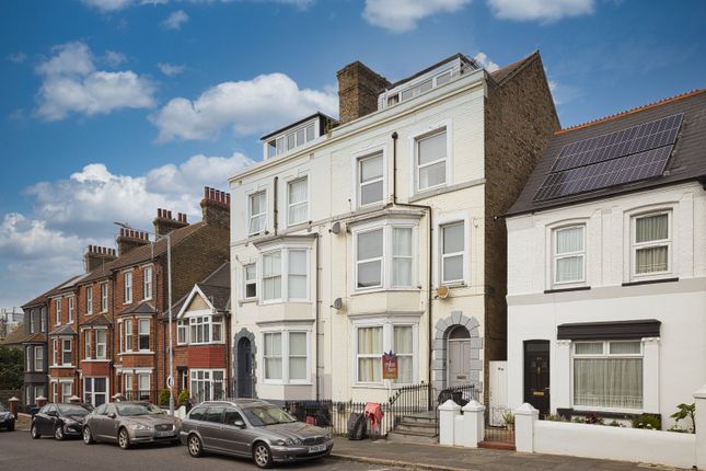 Bellevue Road, Ramsgate, Kent, CT11 3 bed flat for sale