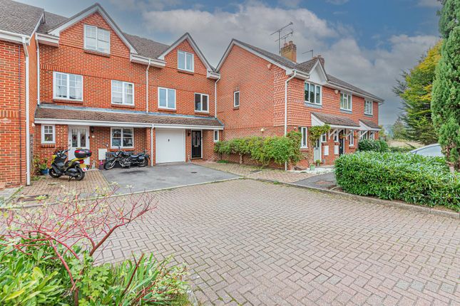 Ferns Mead, Farnham GU9 3 bed townhouse for sale