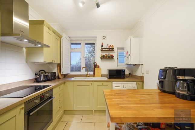 Howland Estate, London SE16 1 bed apartment for sale