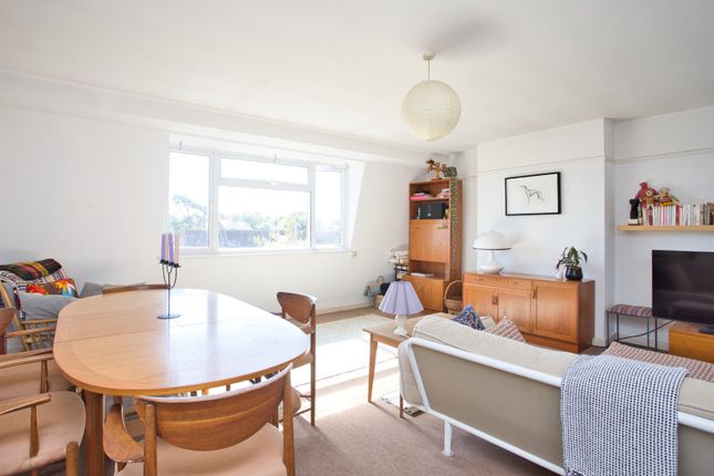 Shorncliffe Road, Folkestone, Kent, CT20 2 bed flat for sale