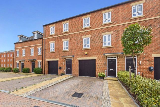 Fairstone, Newbury, Berkshire, RG14 3 bed terraced house for sale