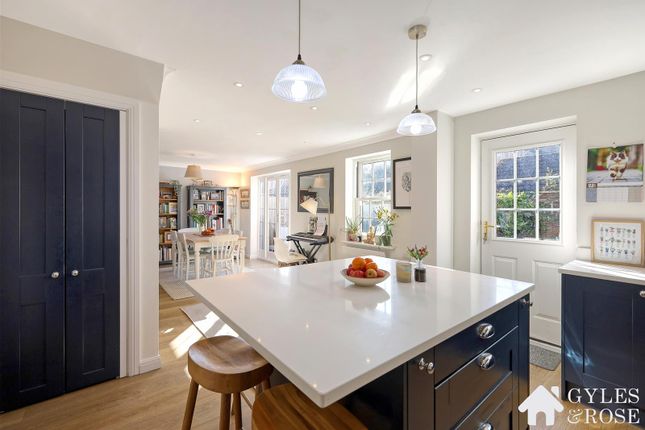 5 bedroom semi-detached house for sale