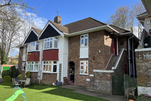 Madison Gardens, Bromley 3 bed maisonette for sale