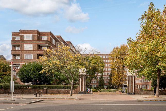 Balham High Road, Balham, London, SW17 2 bed flat for sale
