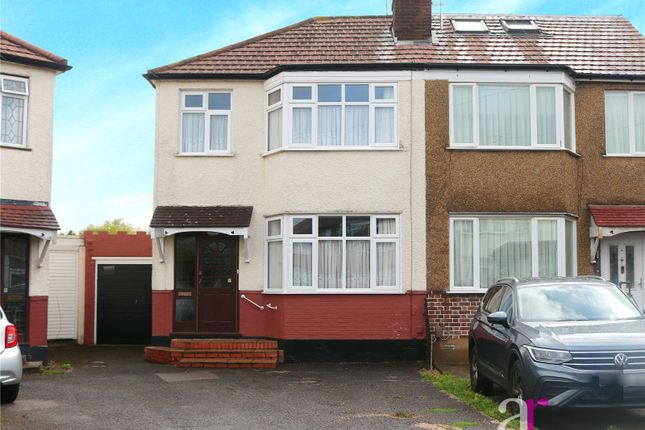 Carisbrook Close, Enfield, Middlesex... 3 bed semi