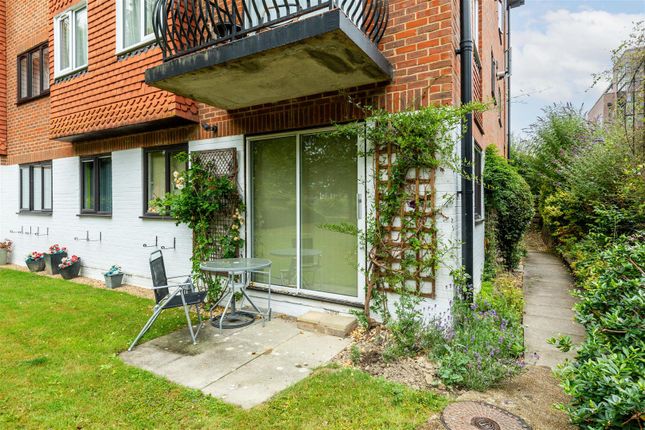 Great Heathmead, Haywards Heath 2 bed flat for sale