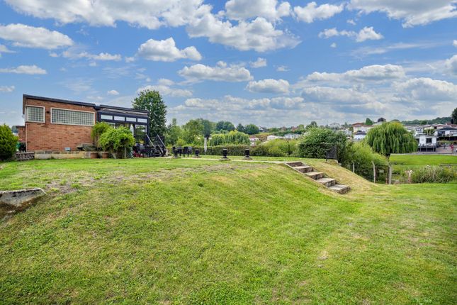 Farleigh Bridge, East Farleigh, ME16 2 bed detached house for sale