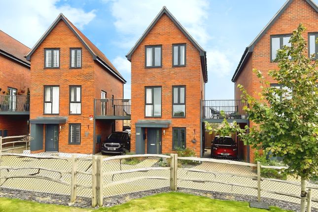 Parkland Crescent, Kingsnorth, Ashford 3 bed detached house for sale