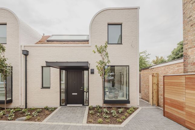 2 bedroom semi-detached house for sale