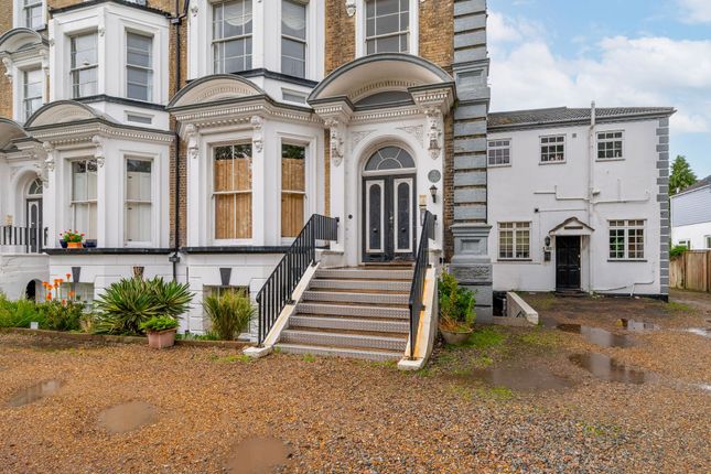 Wedgewood Court, North Parade 2 bed flat for sale