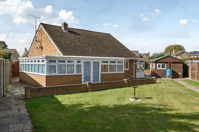 Squires Close, Brize Norton... 3 bed detached bungalow for sale