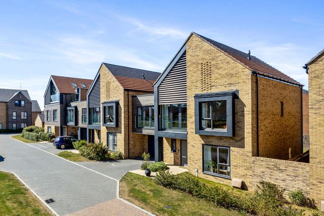Songhurst Gardens, Crawley RH11 4 bed link detached house for sale