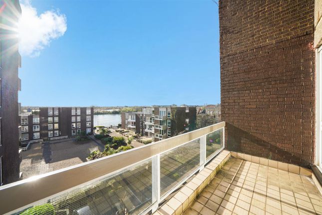 Holyport Road, Fulham, London 2 bed flat for sale