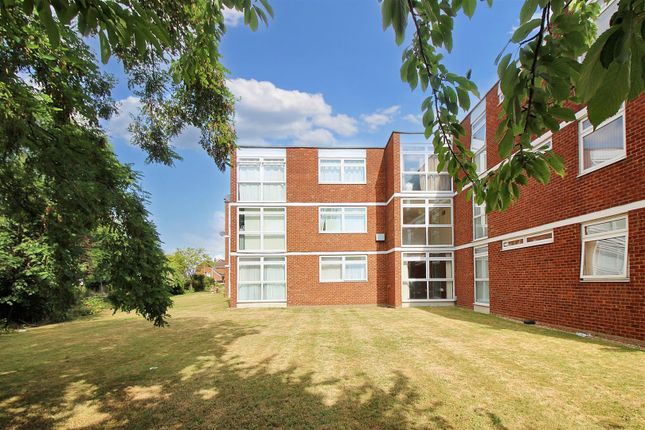 Ridgeway Court, Aylesbury 2 bed flat for sale