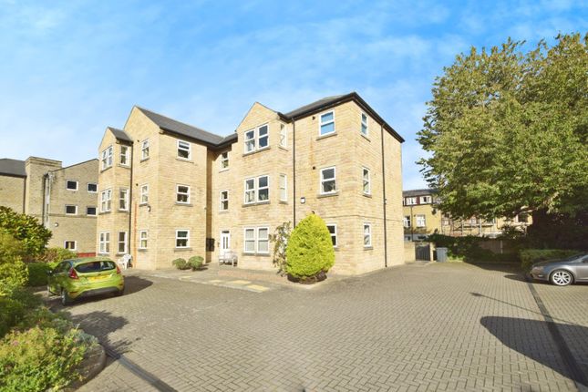 Wellington Crescent, Bradford BD18 2 bed ground floor flat for sale
