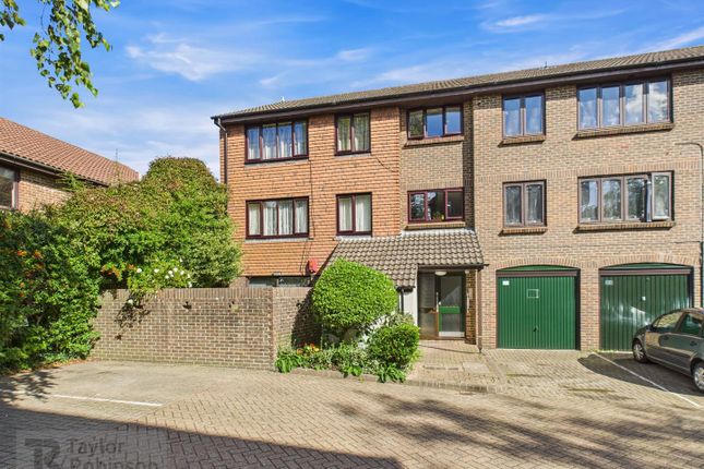 West Green, Crawley 2 bed apartment for sale