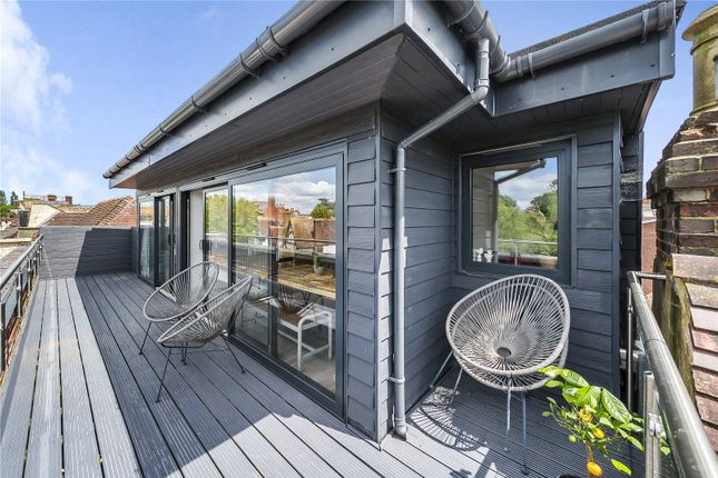 Lyons Crescent, Tonbridge, Kent, TN9 2 bed penthouse for sale