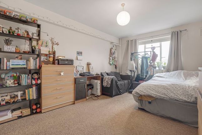 Shiraj Tower, Commercial Road, E1 2BT 2 bed apartment for sale