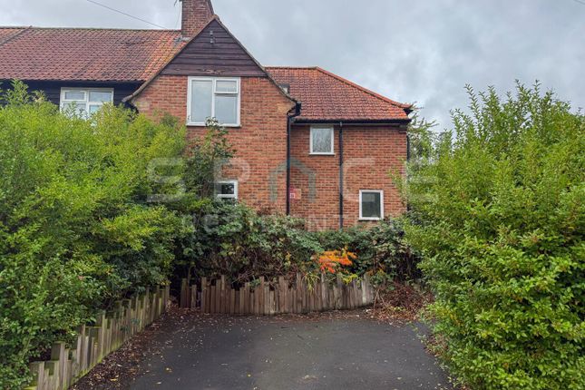 3 Bedroom 2 Reception property in... 3 bed semi