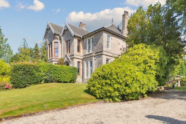 10 Dixon Drive, Dumbarton, G82 4AR 4 bed semi