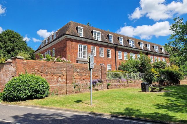Spriggs Court, Palmers Hill, Epping. 2 bed flat for sale