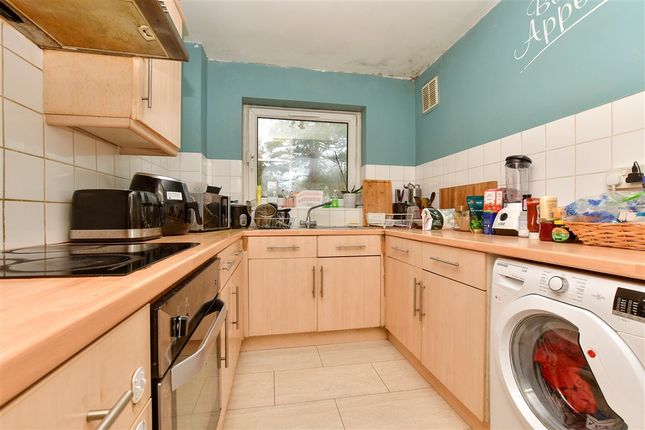 Westmoreland Drive, Sutton, Surrey 2 bed flat for sale