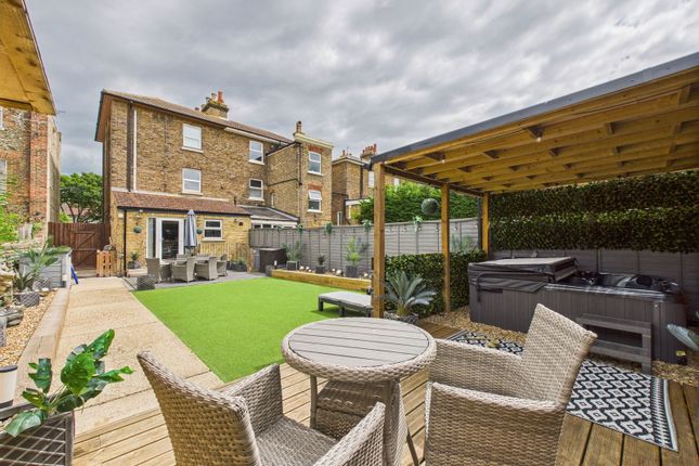 6 bedroom semi-detached house for sale