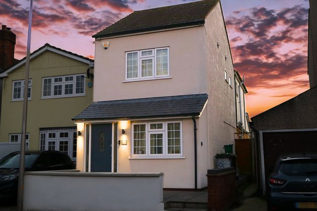 Clockhouse Lane, Grays, RM16 3 bed cottage for sale