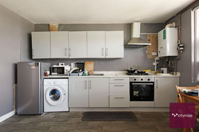 Hartslock Drive, London 3 bed flat for sale
