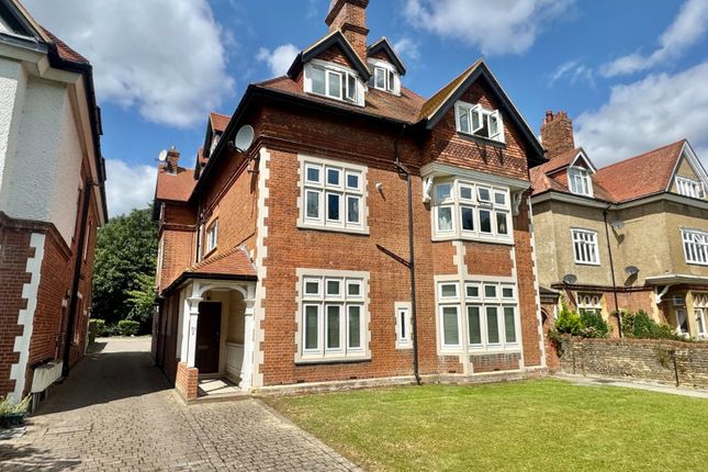 Earls Avenue, Kent CT20 2 bed apartment for sale