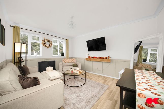 Main Road, Gidea Park RM2 2 bed flat for sale