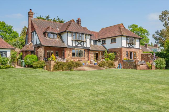 Guildford Road, Fetcham KT22 6 bed detached house for sale
