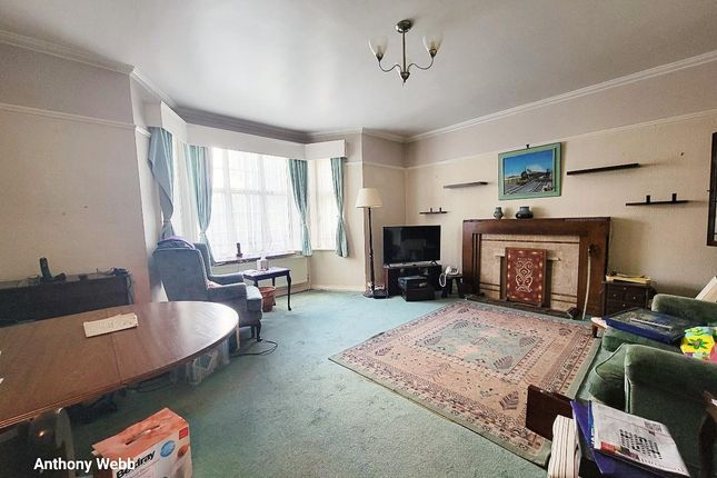 Uplands Court, The Green, London N21 2 bed flat for sale