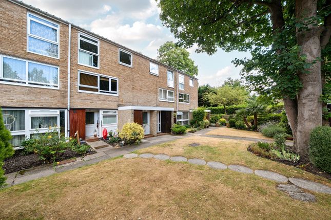 Harrowdene Gardens, Teddington, TW11 2 bed flat for sale