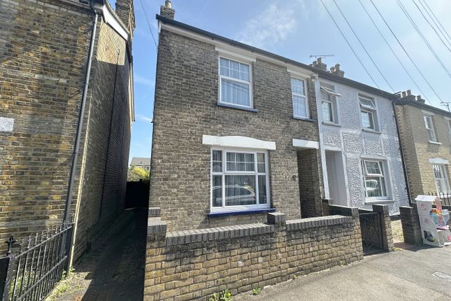 Manor Road, Chelmsford, CM2 3 bed semi
