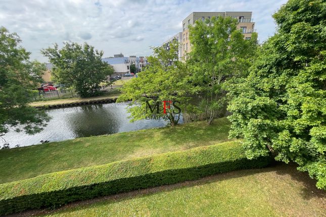Burket Close, Southall, UB2 2 bed flat for sale