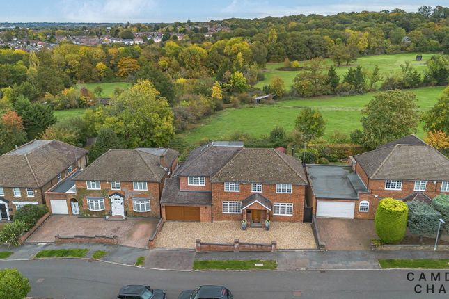 5 bed detached house