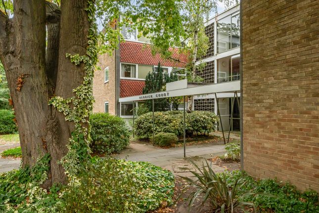Parkleys, Richmond, TW10 2 bed apartment for sale