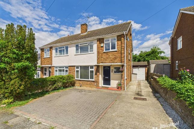Stirling Avenue, Aylesbury... 3 bed semi
