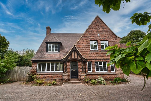 5 bed detached house